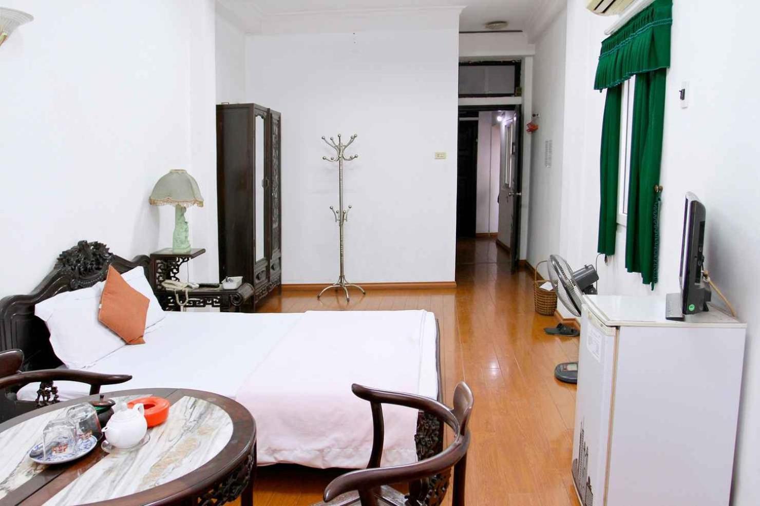 Hoang Cuong Hotel 15 Nguyen Thai Hoc Hanoi Exterior photo